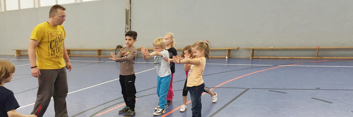 Kindern üben Selbstverteidigung in Sporthalle