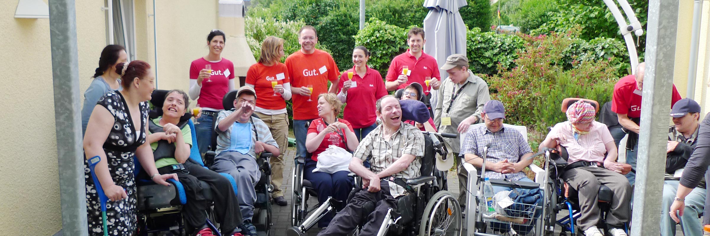 Mitglieder einer Wohngruppe im Garten