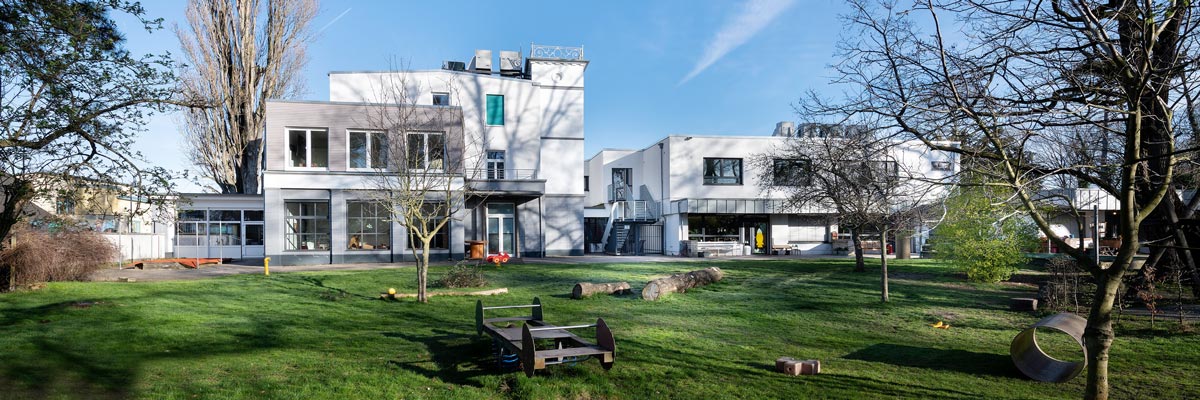 Spielgelände vor Gebäude des MiZ