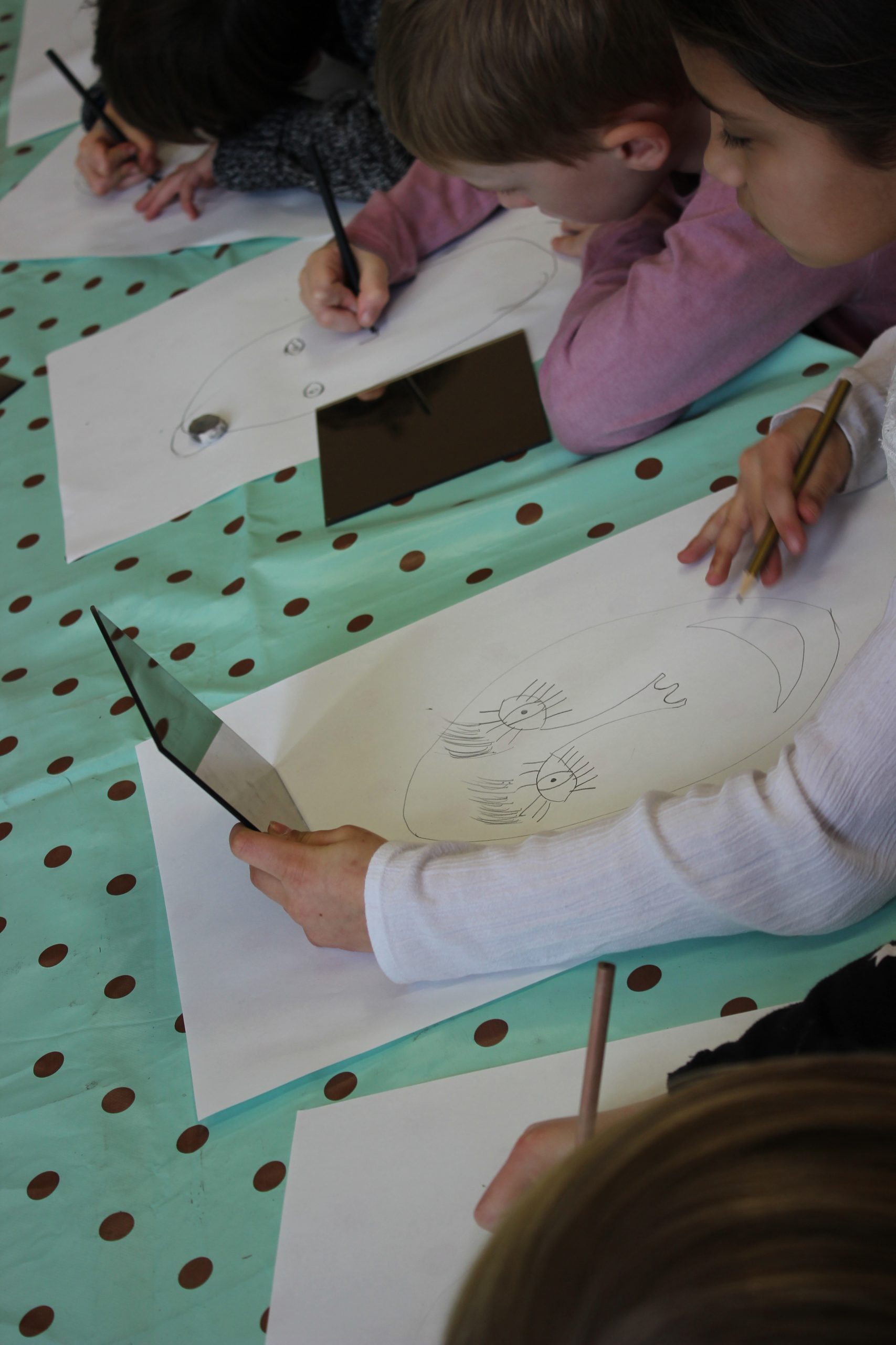 Kinder malen ihr Selbstportrait.