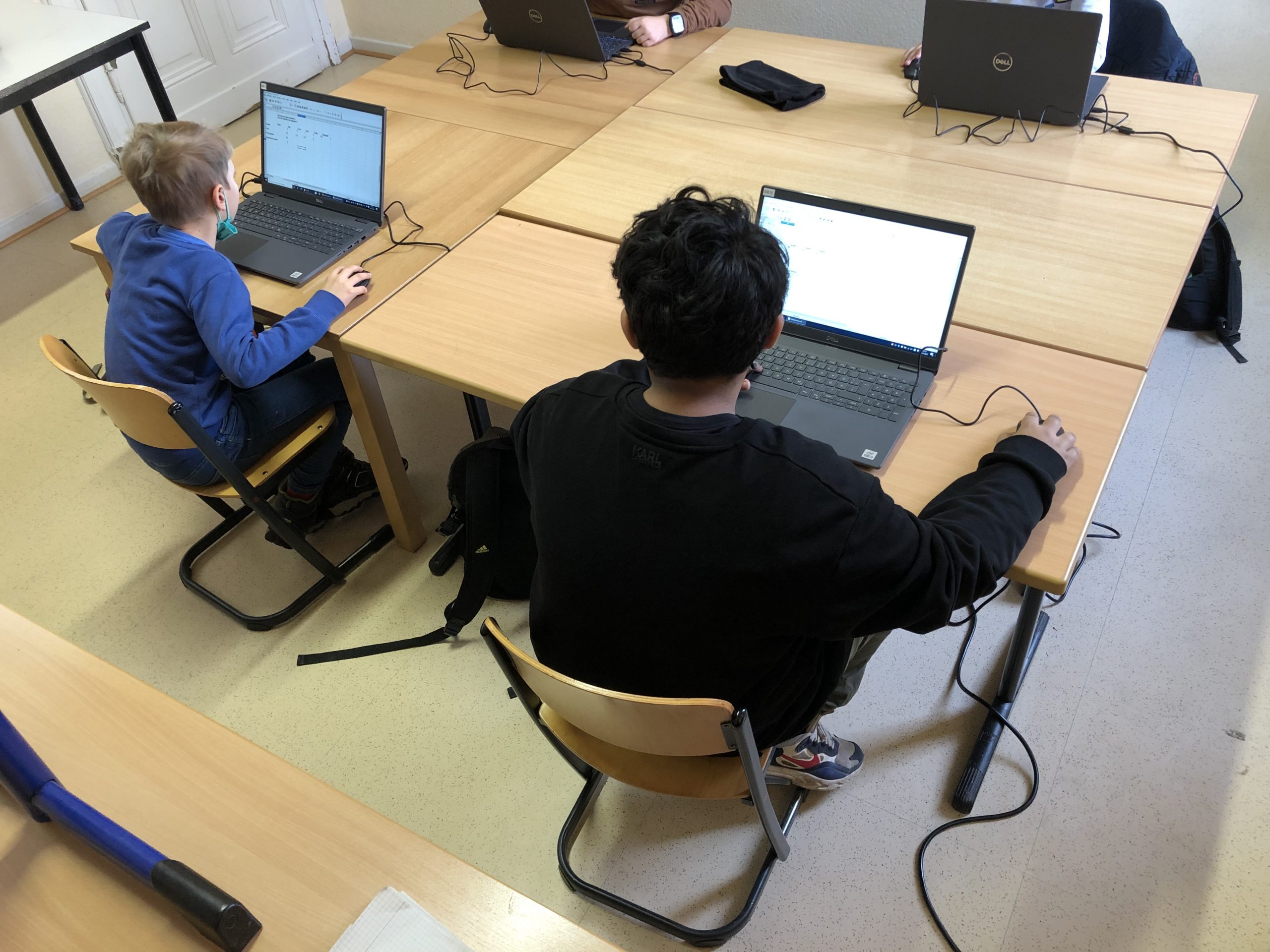 Kinder lernen den Umgang mit Laptops