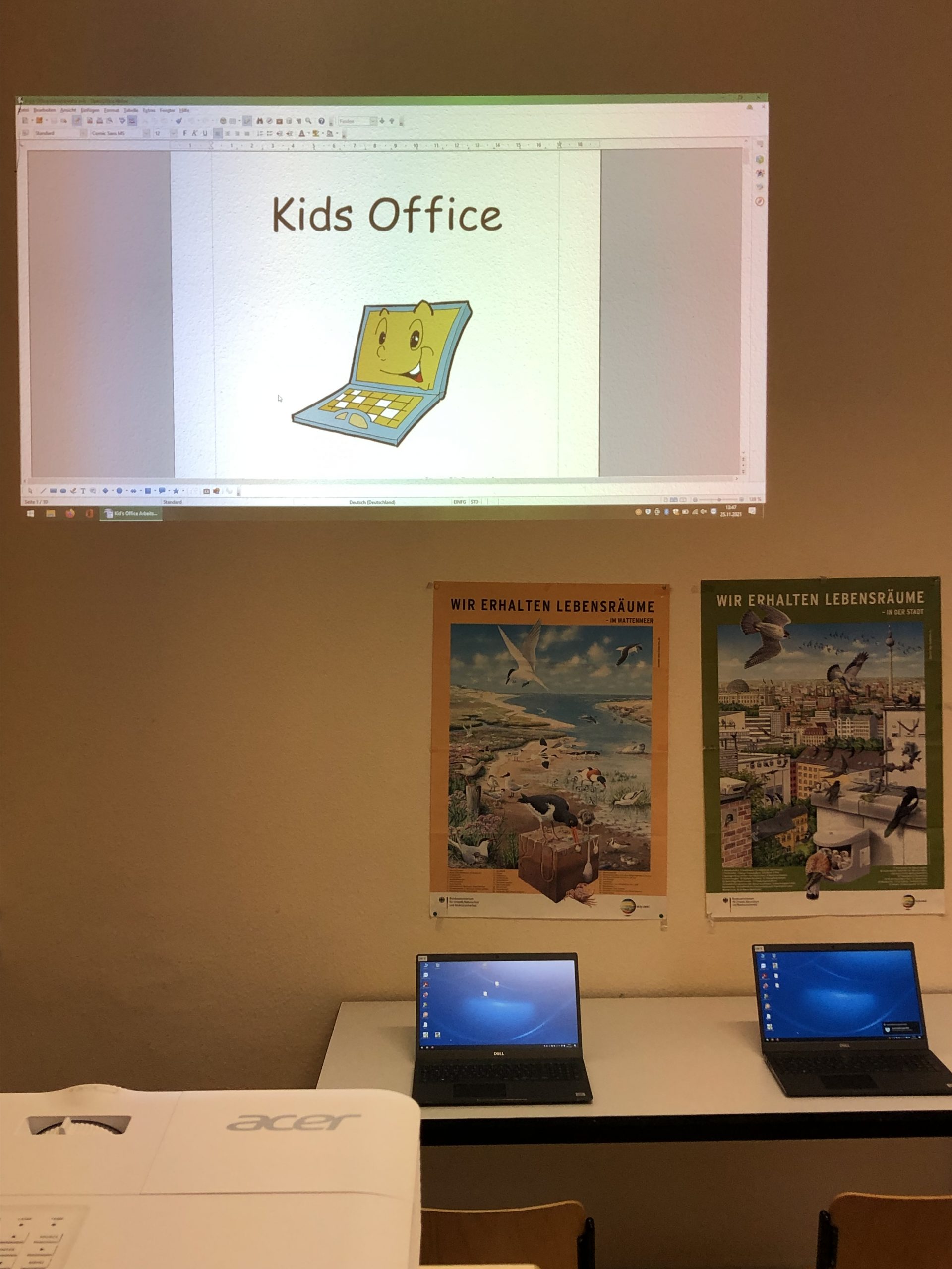 Beamer projeziert das Bild des Projekts Kids Office