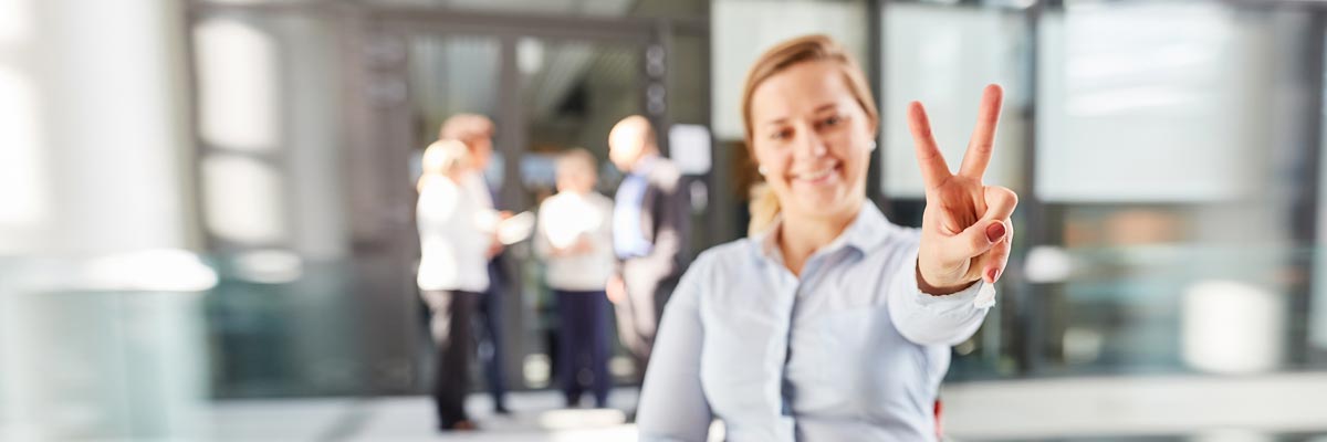 Junge Frau macht das Victory-Zeichen