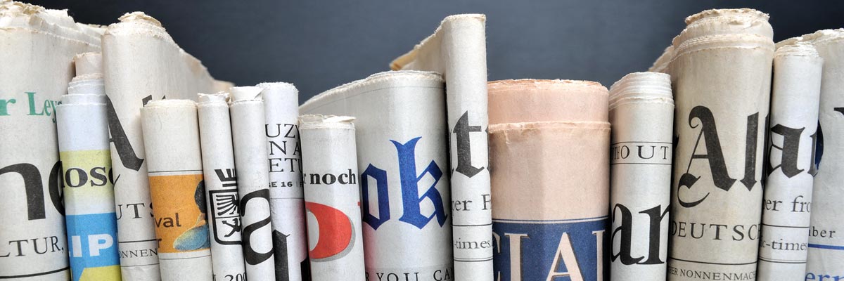 Gefaltete Zeitungen diverse Verlage