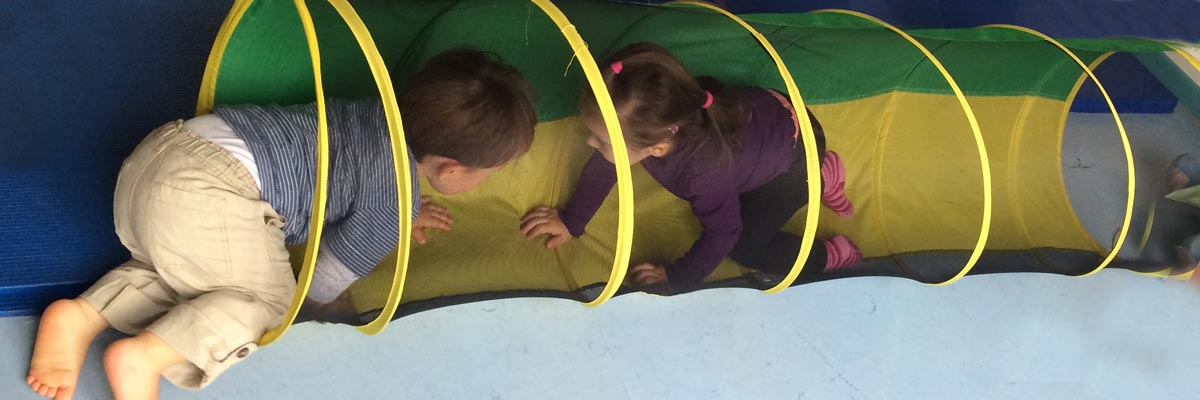 Zwei kleine Kinder in einem Spieltunnel