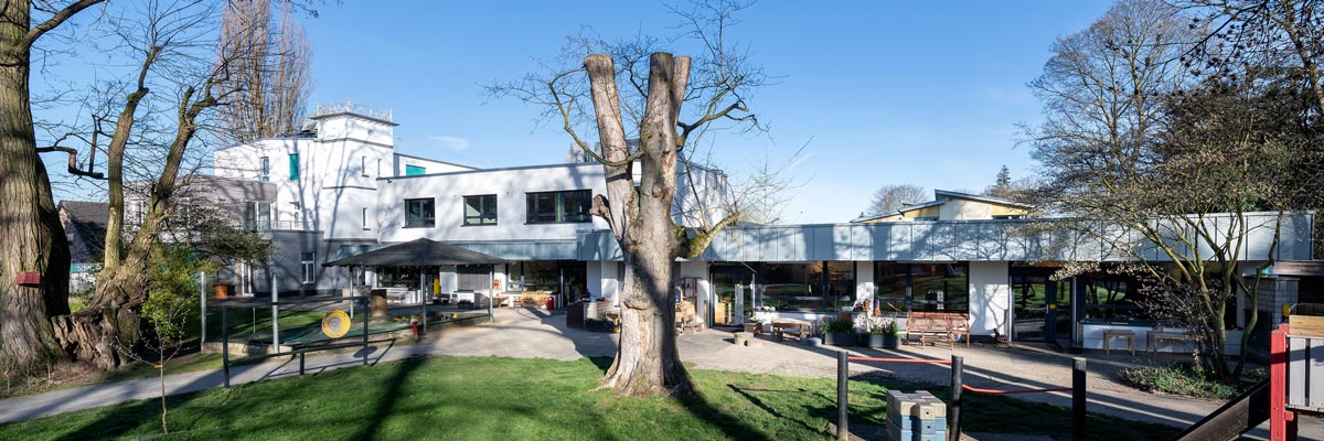 Spielgelände vor Gebäude des MiZ